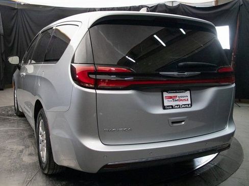 Used 2024 Chrysler Pacifica Touring-L FWD image 11