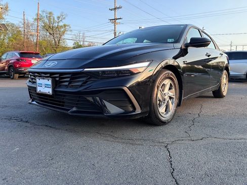 Used 2024 Hyundai Elantra SE image 3