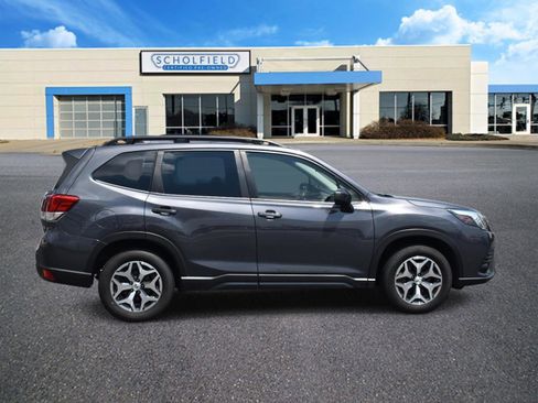 Used 2023 Subaru Forester Premium image 2