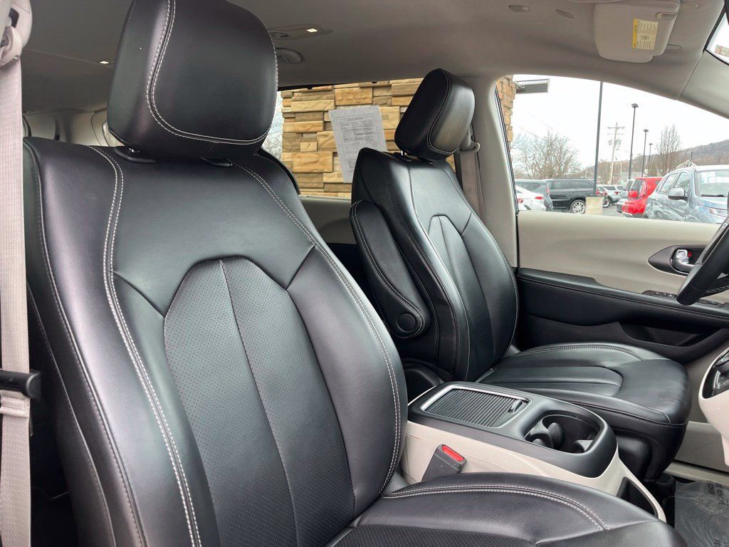 Used 2023 Chrysler Pacifica Touring-L FWD image 9