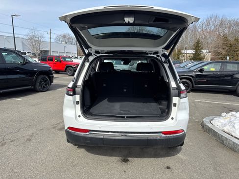 Used 2023 Jeep Grand Cherokee Limited w/ Luxury Tech Group II image 38