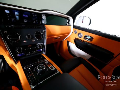 Used 2025 Rolls-Royce Cullinan AWD/4WD image 16