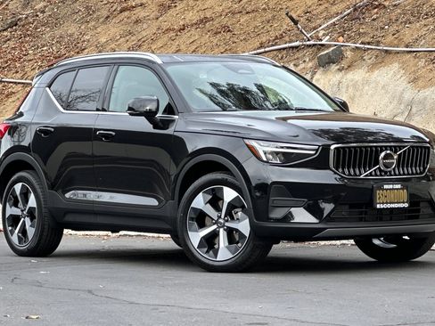 New 2025 Volvo XC40 B5 Core w/ Climate Package image 2