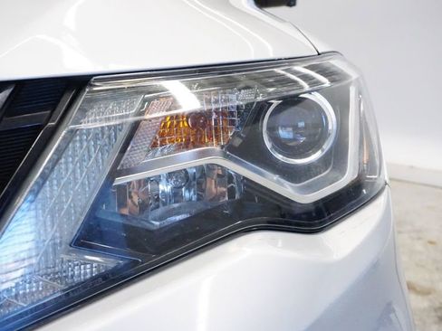 Used 2019 Nissan Pathfinder SL image 12