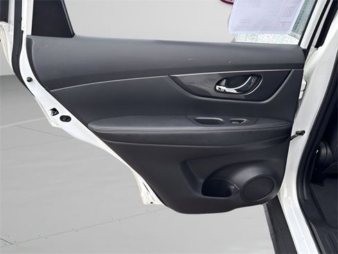 Used 2017 Nissan Rogue S image 16