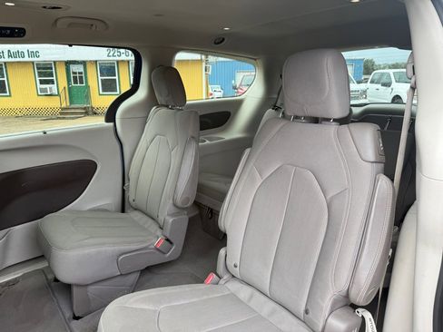 Used 2021 Chrysler Pacifica Touring image 9