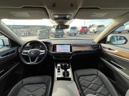 Used 2025 Volkswagen Atlas SE image 32