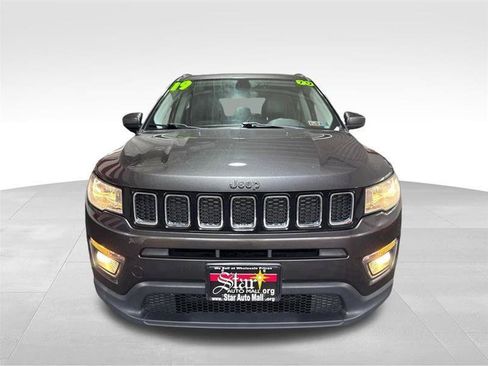 Used 2019 Jeep Compass Latitude AWD/4WD image 2