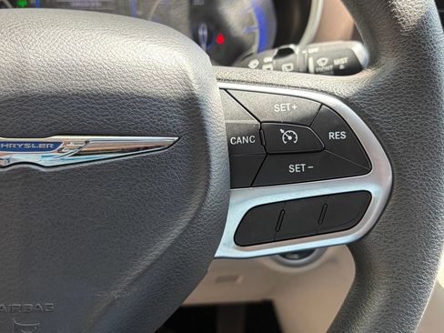 Used 2017 Chrysler Pacifica LX FWD image 21