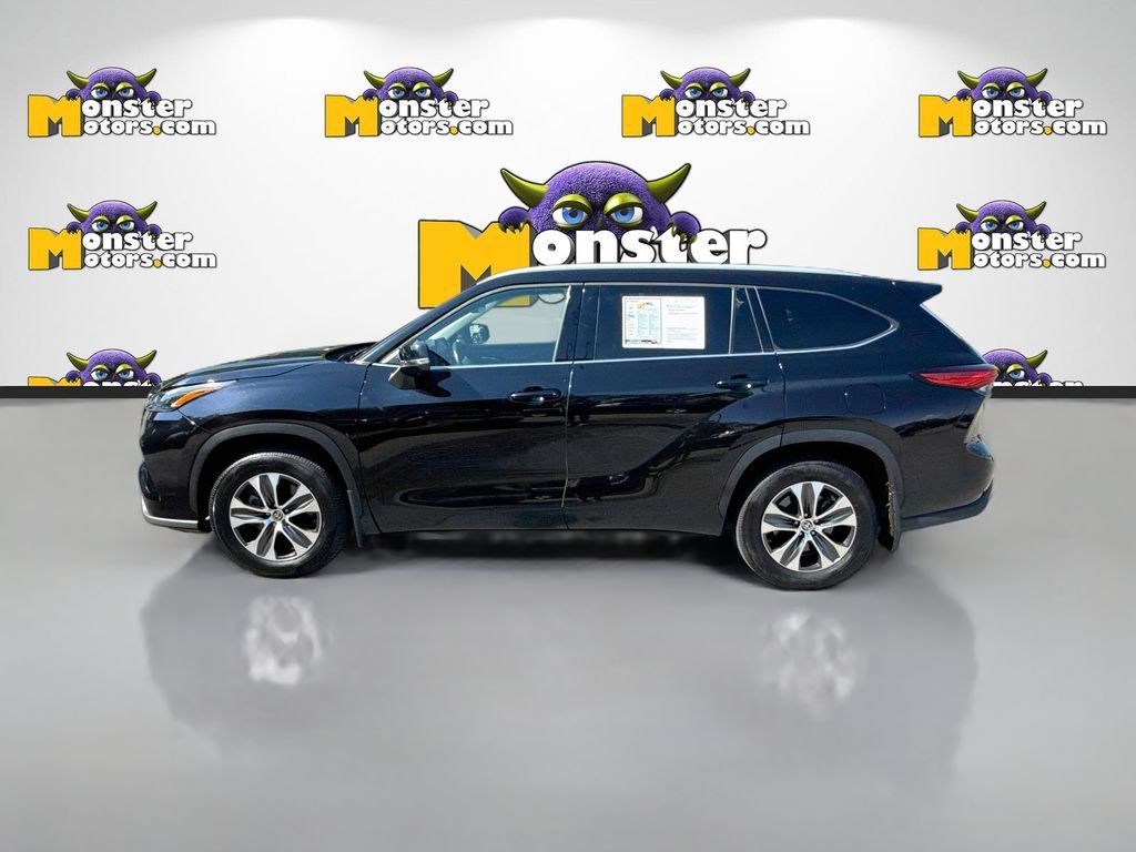 Used 2022 Toyota Highlander XLE AWD/4WD image 8