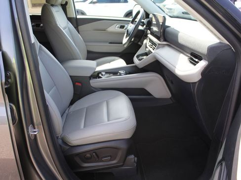 Used 2025 Ford Explorer Active w/ Active Comfort Package RWD image 15