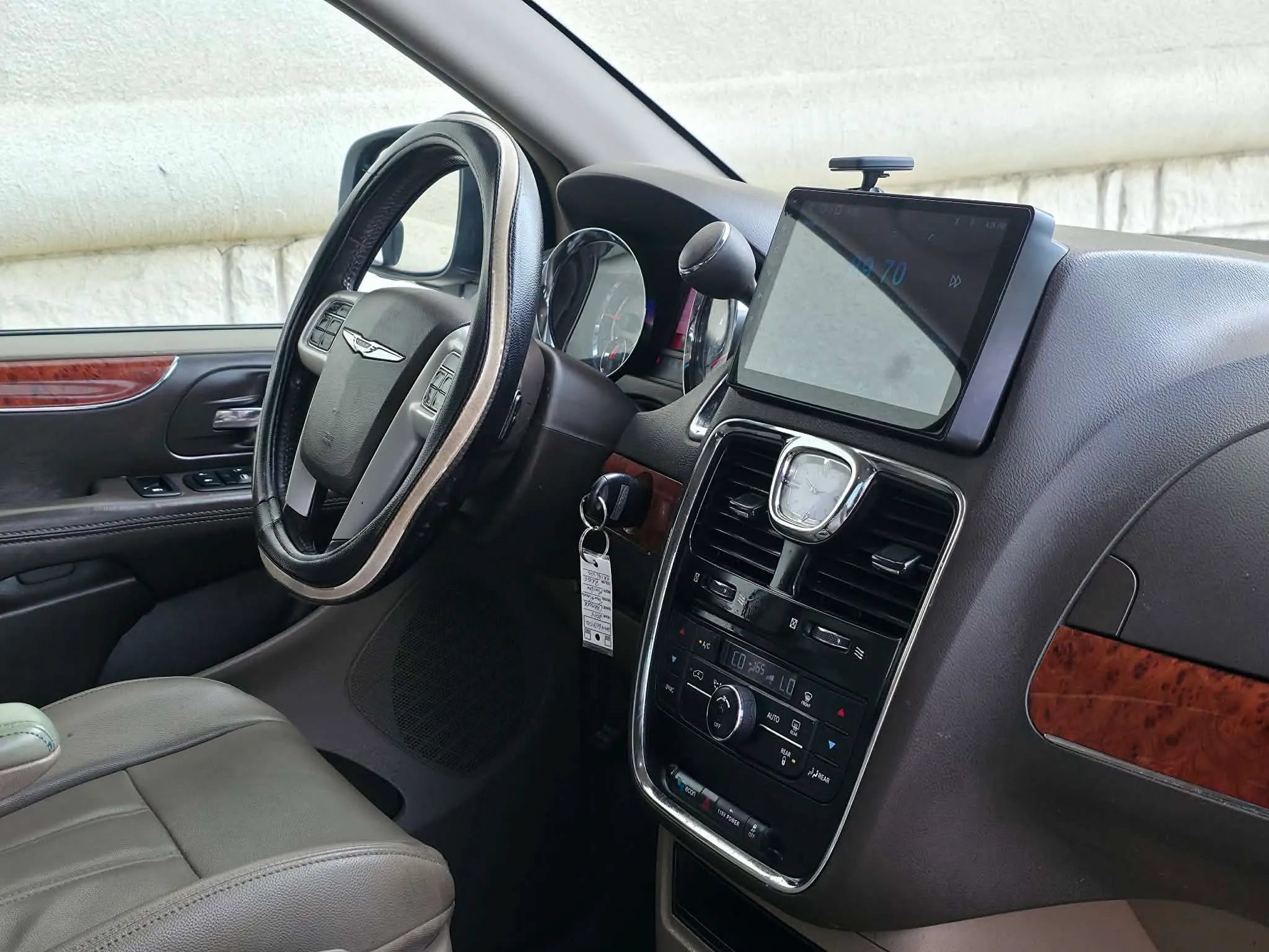 Used 2014 Chrysler Town & Country Touring FWD image 18