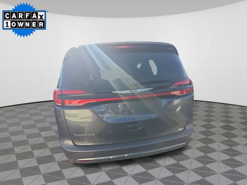 Used 2023 Chrysler Pacifica Touring-L image 4