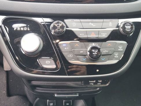 Used 2020 Chrysler Pacifica Touring-L w/ S Appearance Package image 17