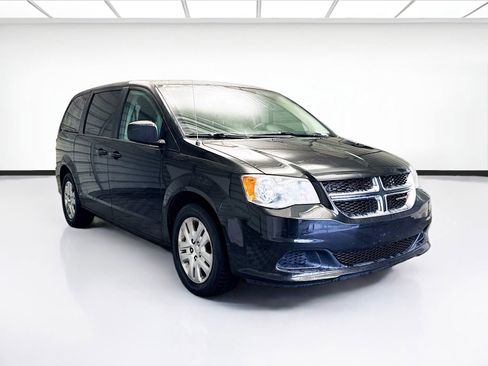 Used 2020 Dodge Grand Caravan SE FWD image 3