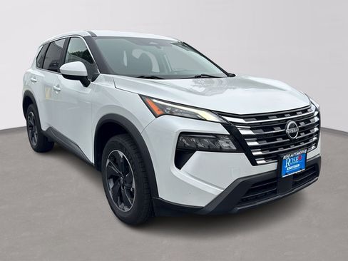 Used 2024 Nissan Rogue SV FWD image 2