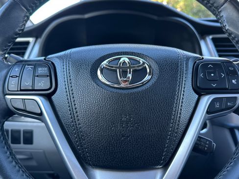 Used 2019 Toyota Highlander XLE image 26