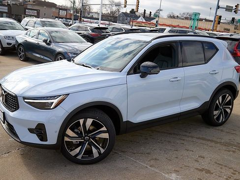 New 2026 Volvo XC40 B5 Ultra w/ Climate Package image 3