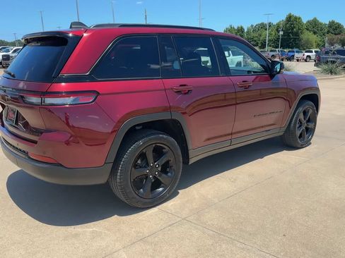 Used 2025 Jeep Grand Cherokee Limited w/ Black Appearance Package AWD/4WD image 9