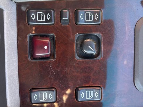 Used 1995 Mercedes-Benz E 320 Convertible image 36