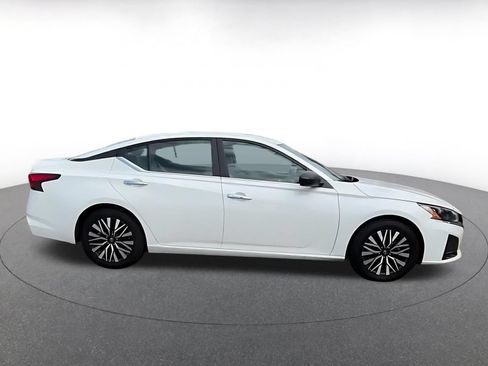 Used 2025 Nissan Altima 2.5 SV FWD image 10