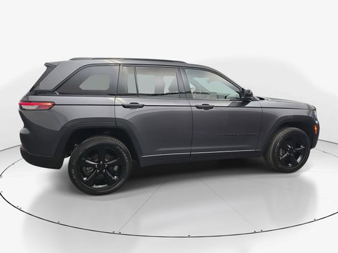 Used 2023 Jeep Grand Cherokee Altitude AWD/4WD image 9