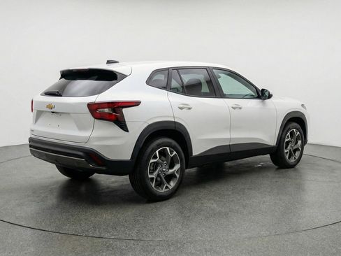 Used 2025 Chevrolet Trax LT w/ LT Convenience Package image 9