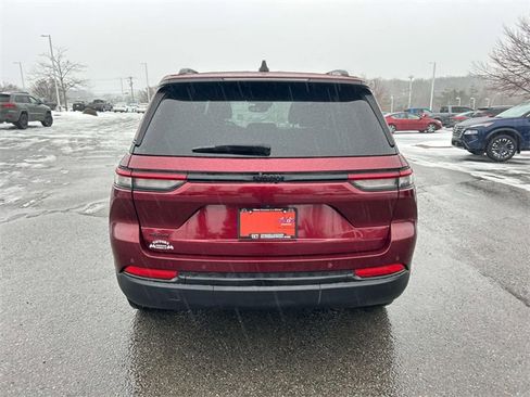 Used 2023 Jeep Grand Cherokee Altitude image 6