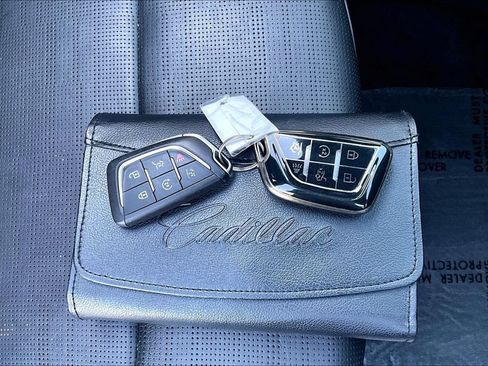 Used 2022 Cadillac Escalade Premium Luxury AWD/4WD image 13