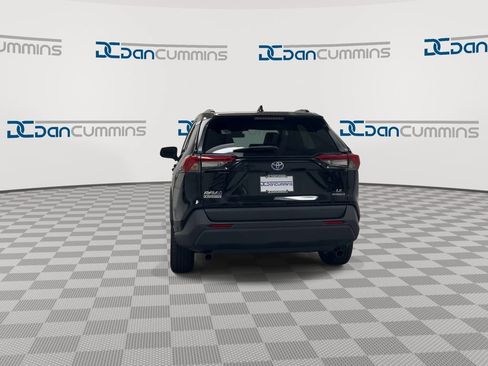 Used 2021 Toyota RAV4 LE AWD/4WD image 7