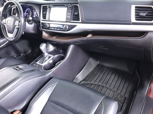 Used 2018 Toyota Highlander XLE AWD/4WD image 43