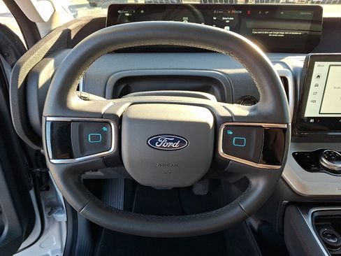 Certified 2025 Ford Expedition Active image 18