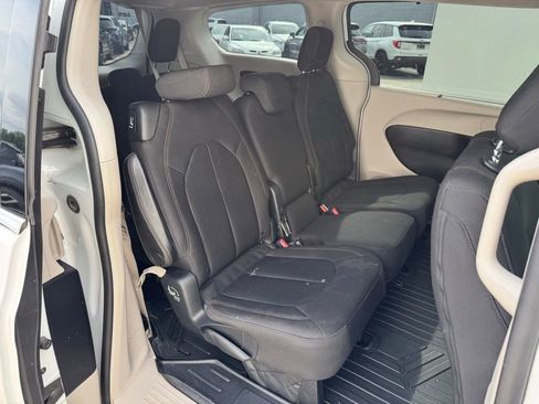 Used 2018 Chrysler Pacifica Touring Plus w/ Tire & Wheel Group FWD image 14