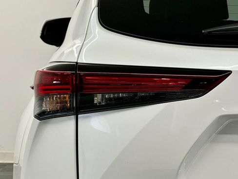 Used 2026 Toyota Highlander Platinum image 11