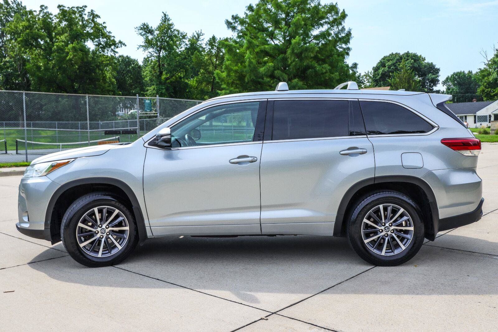 Used 2018 Toyota Highlander XLE AWD/4WD image 4