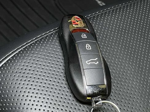Certified 2026 Porsche Macan AWD/4WD image 41