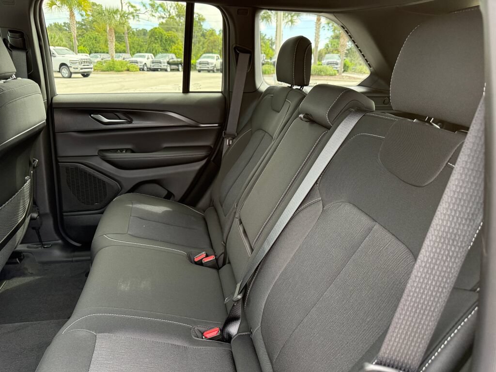 New 2027 Jeep Grand Cherokee Laredo AWD/4WD image 11