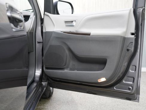 Used 2017 Toyota Sienna XLE Premium w/ Outdoor Package image 31