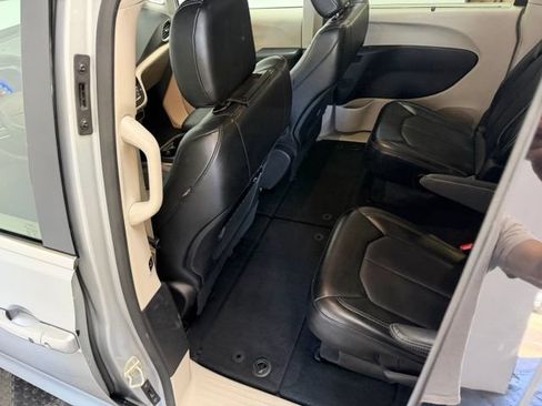 Used 2024 Chrysler Pacifica Touring-L FWD image 27