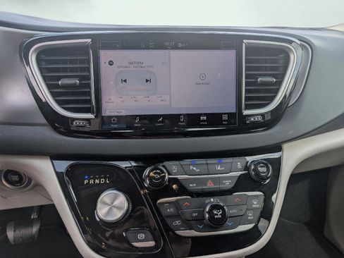 Used 2023 Chrysler Pacifica Touring-L FWD image 15
