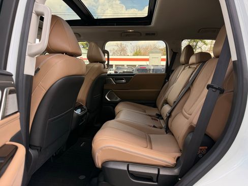 Used 2025 INFINITI QX80 Sensory image 38