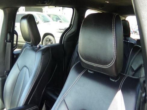 Certified 2025 Chrysler Pacifica Select FWD image 19