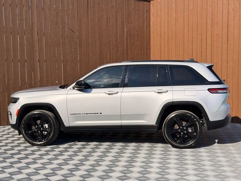 Used 2024 Jeep Grand Cherokee Limited w/ Black Appearance Package RWD image 16