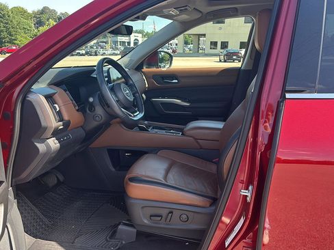 Used 2023 Nissan Pathfinder Platinum w/ Cargo Package FWD image 9