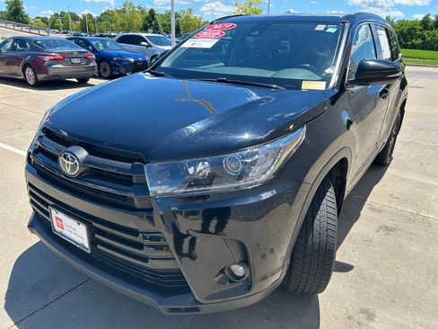 Used 2019 Toyota Highlander SE AWD/4WD image 3