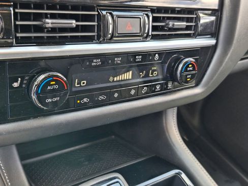 Used 2023 Nissan Pathfinder SL w/ Black Appearance Package AWD/4WD image 19