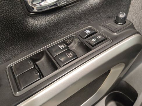 Used 2017 Nissan Titan SV image 27