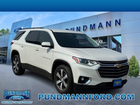 Used 2021 Chevrolet Traverse LT w/ LT Premium Package AWD/4WD image 1