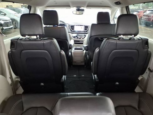 Used 2024 Chrysler Pacifica Touring-L FWD image 25