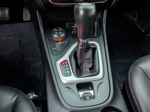 Used 2015 Jeep Cherokee Trailhawk w/ Comfort/Convenience Group image 12